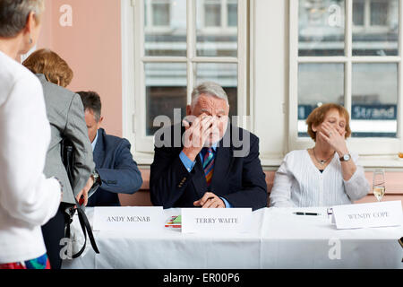 Andy McNab, Terry Waite und Wendy Cope an literarischen Oldie Mittagessen 19.05.15 Stockfoto