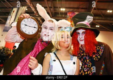 London, UK. 23. Mai 2015. Teilnehmer verkleidet als Figuren aus Alice im Wunderland am MCM Comic Con, Excel, London 2015, wo Fans als ihre Lieblings Film, Fernsehen, Cosplay und Fantasie-Figuren verkleidet. Stockfoto