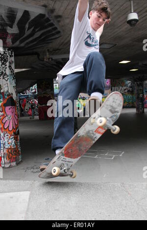 Iconic Skate-Park am Southbank London, Unterkirche mit Skatern und Graffiti-skating, Skate, Bande, Konzept, Stockfoto