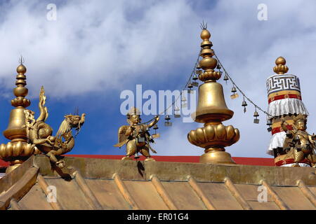 Vergoldeter Lotus Blumen-Makara-Garudas auf goldenen Dach des AD.642 gegründet-25000 m2 Jokhang-Haus von Buddha-Tempel. Lhasa-Tibet Stockfoto