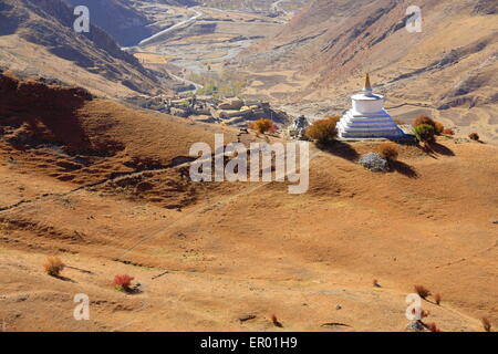 Kleine weiße Stupa-Weg hinauf zum Kloster Drak Yerpa thront über Qubu Dorf auf der nach Süden gerichteten Hang des Mount-Tibet Stockfoto