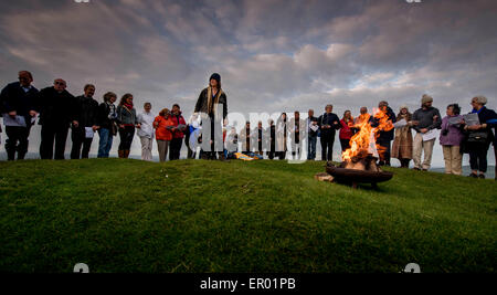 Beleuchtung von Firle Leuchtturm in der Nähe von Lewes, East Sussex, von Rev Peter Owen-Jones. Eine Kette von Baken brannten in der Diözese von Chichester als Kirchen darauf vorbereiten, die Flammen von Pfingsten und der Geburtstag der Kirche feiern heute Abend. Die Beleuchtung der Beacons markiert zudem den Start einer Diözesan-weite Strategie anglikanischen Diözese intensivieren ihre Kontakte zu örtlichen Gemeinden Kirchen. "Dies sind nur einige Beispiele für Pfarreien, die Organisation von Veranstaltungen die der Gemeinden erinnern sie der Vernunft Pfingsten dienen in erster Linie geschah," sagt der Bischof von Lewes, Richard Jackson. Stockfoto