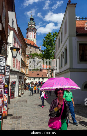 Cesky Krumlov Straßenmenschen Touristen laufen in der Altstadt Stockfoto