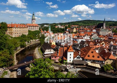 Cesky Krumlov Panorama mit Burg, Fluss, roten Dächern und Wolken über Altstadt, Tschechische Republik Stockfoto