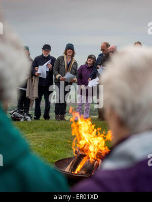 Beleuchtung von Firle Leuchtturm in der Nähe von Lewes, East Sussex, von Rev Peter Owen-Jones. Eine Kette von Baken brannten in der Diözese von Chichester als Kirchen darauf vorbereiten, die Flammen von Pfingsten und der Geburtstag der Kirche feiern heute Abend. Die Beleuchtung der Beacons markiert zudem den Start einer Diözesan-weite Strategie anglikanischen Diözese intensivieren ihre Kontakte zu örtlichen Gemeinden Kirchen. "Dies sind nur einige Beispiele für Pfarreien, die Organisation von Veranstaltungen die der Gemeinden erinnern sie der Vernunft Pfingsten dienen in erster Linie geschah," sagt der Bischof von Lewes, Richard Jackson. Stockfoto