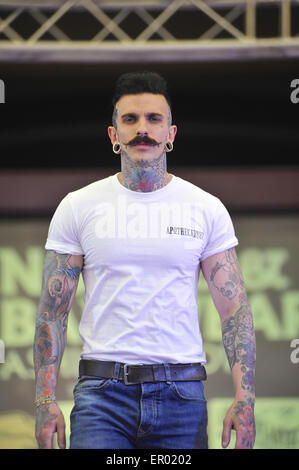 Ein Laufsteg Modell bei The Great British Tattoo Show, eine renommierten Körper Kunst Konvention statt im Alexandra Palace, London.  Die Show hatte 249 Tattoo-Künstler aus der ganzen Welt und rund 10.000 Menschen werden über das Wochenende besuchen. Stockfoto