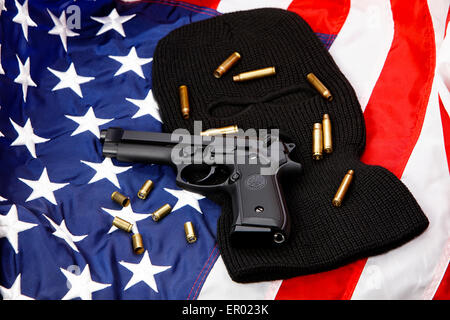 Beretta Pistole auf Sturmhaube und Vereinigte Staaten von Amerika Flagge liegend mit gebrauchten Patronenhülsen Stockfoto