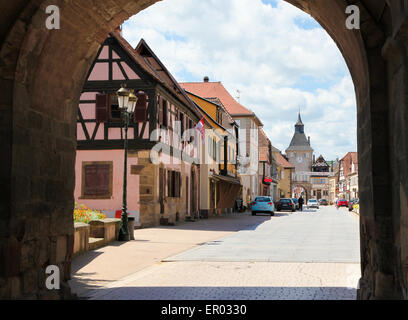 ROSHEIM, Frankreich - 10. Mai 2015: Hauptplatz in Rosheim, einem Dorf an der Straße der Romanik des Elsass, Frankreich. Stockfoto