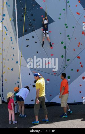 Chicago, USA. 23. Mai 2015. Ein schönen Frühlingstag bringt Kletterer und diejenigen, die die neue Malkin-Säcke Rock Climbing Walls in Maggie Daley Park lernen. Bildnachweis: Todd Bannor/Alamy Live-Nachrichten Stockfoto