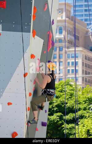 Chicago, USA. 23. Mai 2015. Ein schönen Frühlingstag bringt Kletterer und diejenigen, die lernen, Malkin-Säcke Rock Climbing Walls in Maggie Daley Park. Bildnachweis: Todd Bannor/Alamy Live-Nachrichten Stockfoto