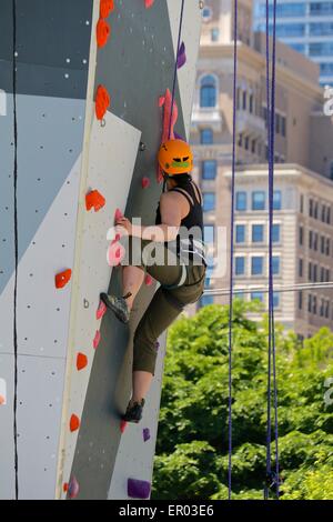 Chicago, USA. 23. Mai 2015. Ein schönen Frühlingstag bringt Kletterer und diejenigen, die lernen, Malkin-Säcke Rock Climbing Walls in Maggie Daley Park. Bildnachweis: Todd Bannor/Alamy Live-Nachrichten Stockfoto