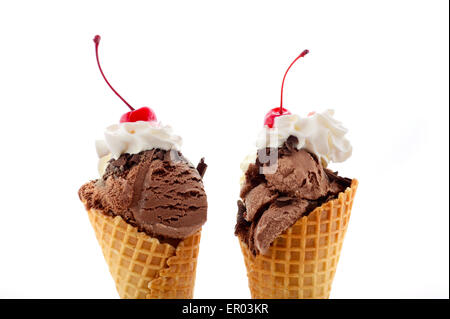 Sommer-Konzept Schokolade und Vanille Wafer Eis mit Sahne und Kirschen mit Stiel an der Spitze. Stockfoto