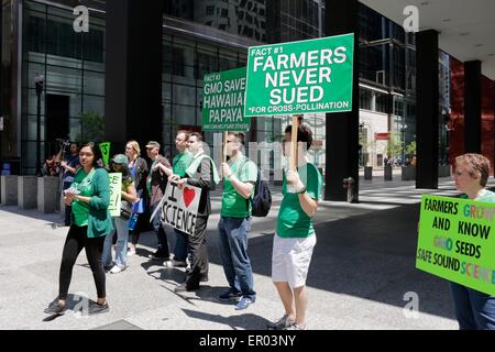 Chicago, USA 23. Mai 2015. Eine Gruppe von KostenzählerProtestierendern im März gegen Monsanto in Federal Plaza heute. Die KostenzählerProtestierendern unterstützen den Anbau gentechnisch veränderter Nutzpflanzen. Bildnachweis: Todd Bannor/Alamy Live-Nachrichten Stockfoto