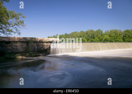 Langzeitbelichtung der seidige Wasser gießen über Mann gemacht dam in schwarz / weiß Stockfoto