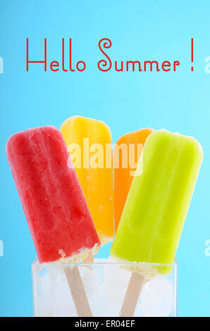 Der Sommer ist da-Konzept mit heller Farbe Ice pop, Eis auf blauem Hintergrund und Text hallo Sommer. Stockfoto