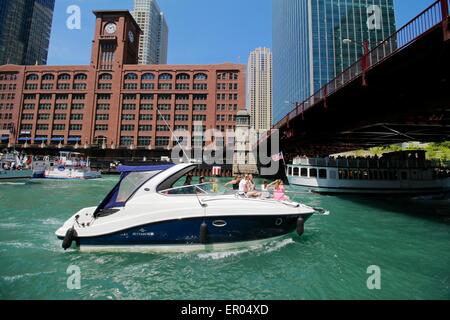 Chicago, USA 23. Mai 2015. Ein Ausflugsschiff Kreuzfahrten der Chicago River in der Nähe der Clark Street Bridge. Der Fluss ist bekannt für die "Chicago Bascule" Zugbrücken, die es umfassen. Bildnachweis: Todd Bannor/Alamy Live-Nachrichten Stockfoto