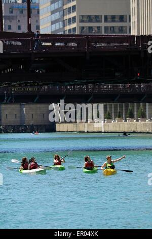 Chicago, USA 23. Mai 2015. Ein Kajak-Tour-Führer weist darauf hin eine interessante Sehenswürdigkeit entlang des Chicago River. Der Fluss ist bekannt für die "Chicago Bascule" Zugbrücken, die es umfassen. Bildnachweis: Todd Bannor/Alamy Live-Nachrichten Stockfoto