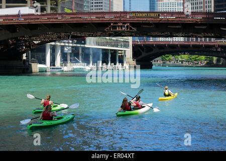 Chicago, USA 23. Mai 2015. Kajaks lagig den Chicago River in der Nähe von Dearborn Street Bridge. Der Fluss ist bekannt für die "Chicago Bascule" Zugbrücken, die es umfassen. Bildnachweis: Todd Bannor/Alamy Live-Nachrichten Stockfoto