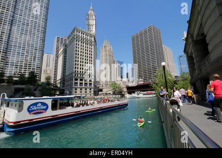 Chicago, USA 23. Mai 2015. Kajaks und Ausflugsschiffe verkehren den Chicago River als andere folk Spaziergang Riverwalk während heutige schöne Frühlingswetter. Bildnachweis: Todd Bannor/Alamy Live-Nachrichten Stockfoto