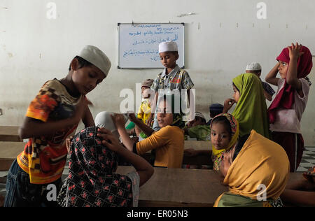 Klang, Malaysia. 23. Mai 2015. Ethnische Rohingya Flüchtlingskinder mit Wohnsitz in Malaysia Unterricht ihre Community School in Klang. Malaysische Beamte suchen im nördlichen Bundesstaat Penang als möglichen Standort für vorübergehende Neuansiedlung Flächen aus Bangladesch und Rohingya-Bootsflüchtlinge. © Rasid Mohd/Pacific Press/Alamy Live-Nachrichten Stockfoto