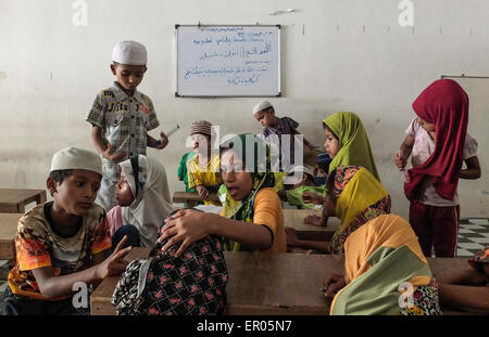 Klang, Malaysia. 23. Mai 2015. Ethnische Rohingya Flüchtlingskinder mit Wohnsitz in Malaysia Unterricht ihre Community School in Klang. Malaysische Beamte suchen im nördlichen Bundesstaat Penang als möglichen Standort für vorübergehende Neuansiedlung Flächen aus Bangladesch und Rohingya-Bootsflüchtlinge. © Rasid Mohd/Pacific Press/Alamy Live-Nachrichten Stockfoto