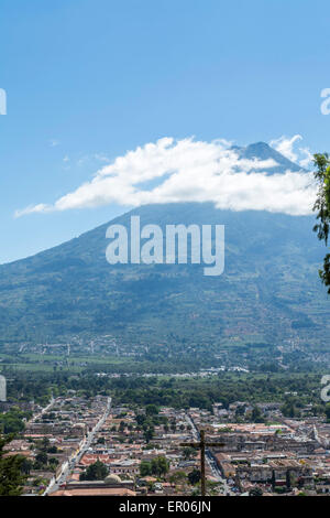 Luftaufnahme von Antigua Guatemala mit Volcan de Agua in der Ferne. Stockfoto