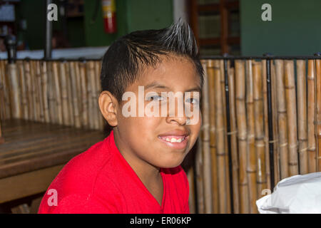 Jungen Schuh Glanz junge in Antigua Guatemala.  Er glänzt Schuhe im Central Park wenn nicht in der Schule. Stockfoto