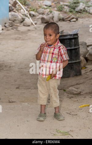 Junge mit ein Süßigkeiten-Sauger und eine Mundharmonika in der Hand in Guatemala Stockfoto