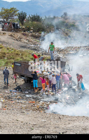 Arme Menschen entladen und Sortierung Wertstoffe aus einem Müllwagen in Guatemala Stockfoto