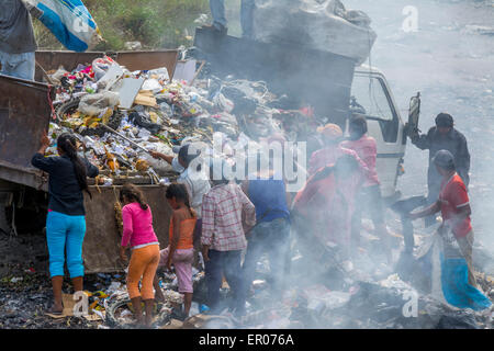 Arme Menschen entladen und Sortierung Wertstoffe aus einem Müllwagen in Guatemala Stockfoto