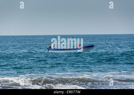 Zwei Fischer in einem Boot in der Nähe der Küste in El Hawaii Guatemala Stockfoto