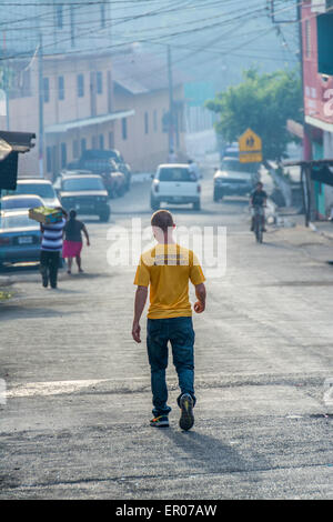 Amerikanische Missionare, die hinunter die Straße Guazacapan-Guatemala Stockfoto