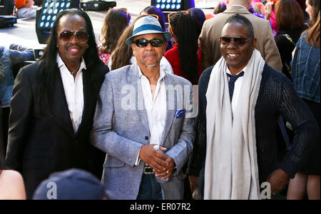 New York, USA. 22. Mai 2015. (L-R) Sängerin Verdine White, Ralph Johnson und Philip Bailey von Earth, Wind and Fire teilnehmen auf NBC Toyota-Konzertreihe am Rockefeller Plaza am 22. Mai 2015 in New York City. Bildnachweis: Debby Wong/Alamy Live-Nachrichten Stockfoto