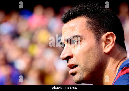 Barcelona, Spanien. 23. Mai 2015.Barcelona der Kapitän Xavi Hernandez blickt auf eine während der spanischen BBVA La Liga (erste Division Fußball Liga) Bwtween FC Barcelona und RC Deportivo La Coruna im Camp Nou in Barcelona, Spanien, 23. Mai 2015 entsprechen. Xavi kündigte am Donnerstag seinen Rücktritt aus Barcelona am Ende der laufenden Saison. Al Sadd in Katar wird er nächste Saison spielen. Bildnachweis: Xinhua/Alamy Live-Nachrichten Stockfoto