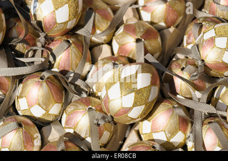 Hand bemalt und Hand verziert Eierschalen zu Ostern in der alten Wiener Ostermarkt auf der Freyung, Vienna feiern. Stockfoto