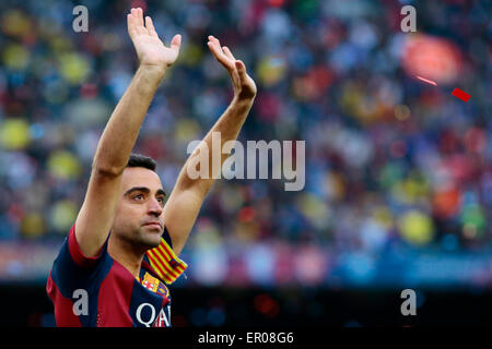 Barcelona, Spanien. 23. Mai 2015.Barcelona der Kapitän Xavi Hernandez Wellen zu den Zuschauern nach der spanischen BBVA La Liga (erste Division Fußball Liga) Bwtween FC Barcelona und RC Deportivo La Coruna im Camp Nou in Barcelona, Spanien, 23. Mai 2015 entsprechen. Xavi kündigte am Donnerstag seinen Rücktritt aus Barcelona am Ende der laufenden Saison. Al Sadd in Katar wird er nächste Saison spielen. Bildnachweis: Xinhua/Alamy Live-Nachrichten Stockfoto