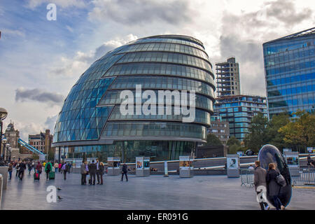 Touristen besuchen Rathaus am 16. Oktober 2014 in London, Vereinigtes Königreich. Rathaus wurde zu einem Preis von £ 43 Millionen gebaut. Stockfoto