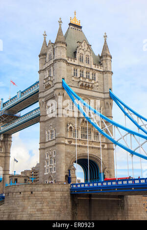 Detail der Träger und Turm auf Tower Bridge von der South Bank. London. England Stockfoto