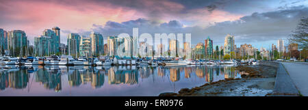 Skyline von Vancouver British Columbia Kanada und Marina am Stanley Park während bunte bewölkt Sunrise Panorama Stockfoto