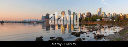 Skyline von Vancouver British Columbia Kanada und Deadmans Insel vom Stanley Park am Sunrise Panorama Stockfoto