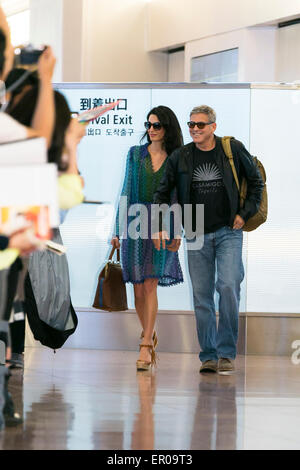 Tokio, Japan. 24. Mai 2015. (R, L) US-amerikanischer Schauspieler, Autor, Produzent und Regisseur George Clooney und seine Frau Amal Clooney kommen am Flughafen Tokio-Haneda auf 24. Mai 2015, Tokio, Japan. Hunderte von japanischen Fans kamen, Clooney begrüßen, die froh war, viele von ihnen die Hand. George ist in Japan zum ersten Mal in acht Jahren an die Premiere seines neuen Films "Tomorrowland" teilzunehmen. Der Film beginnt, das japanische Publikum am 6. Juni. Bildnachweis: Rodrigo Reyes Marin/AFLO/Alamy Live-Nachrichten Stockfoto