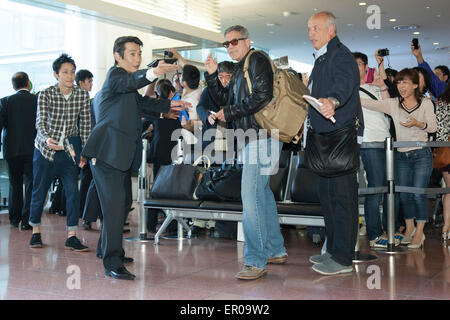 Tokio, Japan. 24. Mai 2015. US-amerikanischer Schauspieler, Autor, Produzent und Regisseur George Clooney kommt am Tokyo International Airport am 24. Mai 2015, Tokio, Japan. Hunderte von japanischen Fans kamen, Clooney begrüßen, die froh war, viele von ihnen die Hand. George ist in Japan zum ersten Mal in acht Jahren an die Premiere seines neuen Films "Tomorrowland" teilzunehmen. Der Film beginnt, das japanische Publikum am 6. Juni. Bildnachweis: Rodrigo Reyes Marin/AFLO/Alamy Live-Nachrichten Stockfoto