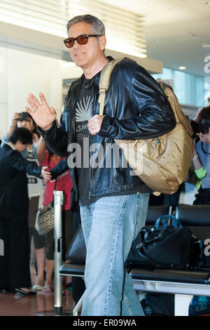 Tokio, Japan. 24. Mai 2015. US-amerikanischer Schauspieler, Autor, Produzent und Regisseur George Clooney kommt am Tokyo International Airport am 24. Mai 2015, Tokio, Japan. Hunderte von japanischen Fans kamen, Clooney begrüßen, die froh war, viele von ihnen die Hand. George ist in Japan zum ersten Mal in acht Jahren an die Premiere seines neuen Films "Tomorrowland" teilzunehmen. Der Film beginnt, das japanische Publikum am 6. Juni. Bildnachweis: Rodrigo Reyes Marin/AFLO/Alamy Live-Nachrichten Stockfoto