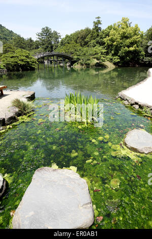 Japanischer Garten mit Teich und Fluss Stockfoto