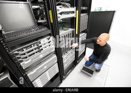 Es Berater überwacht Server im Rechenzentrum Stockfoto