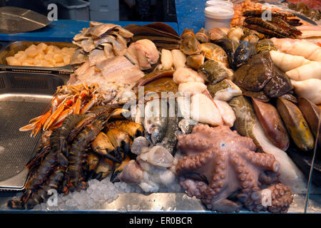 Der kalte Theke an der Fischhändler Stand in der überdachten Markt, Torvehallerne am Israels Plads, Copenhagen. Stockfoto