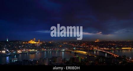 Nachtansicht von Istanbul und Big Horn vom Galata Turm Bosphorus Istanbul Türkei Stockfoto
