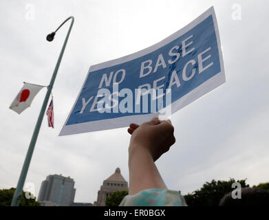 Tokyo. 24. Mai 2015. Foto aufgenommen am 24. Mai 2015 zeigt einen Banner im Besitz einer Frau während einer Demonstration vor der Diät (Parlament) Gebäude in Tokio, Japan. Etwa 15.000 Menschen nahmen an der Kundgebung gegen den Bau von dem US-Stützpunkt in Henoko, Präfektur Okinawa. Bildnachweis: Stringer/Xinhua/Alamy Live-Nachrichten Stockfoto