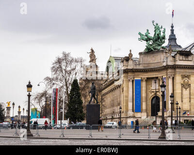 Paris Grand Palais Kunst Galerie Exterieur - Skulptur Beaux-Arts-Gebäude mit bronzenen Quadriga von Georges Recipon Stockfoto