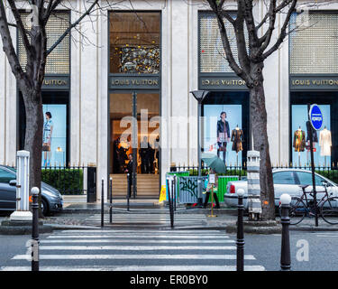 Louis Vuitton speichern Eingang und Schaufenster auf der Avenue Montaigne, Paris - Straße des eleganten, Luxus, Designer-Modeshops Stockfoto